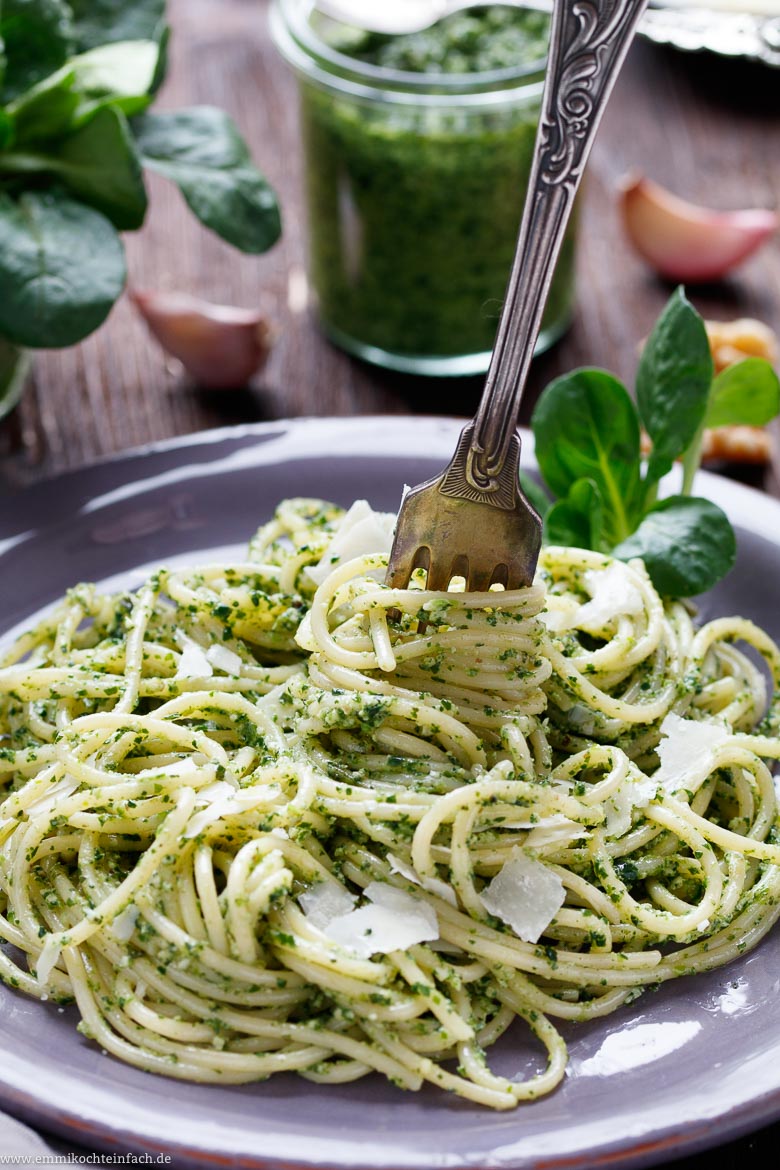 Spaghetti mit Feldsalat Pesto - www.emmikochteinfach.de