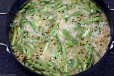 Asparagus risotto from the oven with gr&uuml;nem asparagus and tarragon