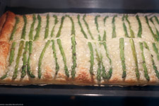 3-ingredient asparagus tart with gr&uuml;nem Mini-asparagus