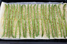 3-ingredient asparagus tart with gr&uuml;nem Mini-asparagus
