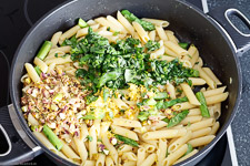 Pasta with gr&uuml;nem asparagus and pistachios in lemon Butterso&szlig;e