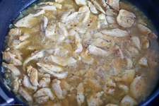 H&auml;hnchen sliced with Curry-cream-So&szlig;e